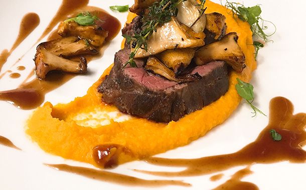 Modern angerichteter Hauptgang mit regionalen Zutaten im Bräustüble Restaurant Gundelsheim