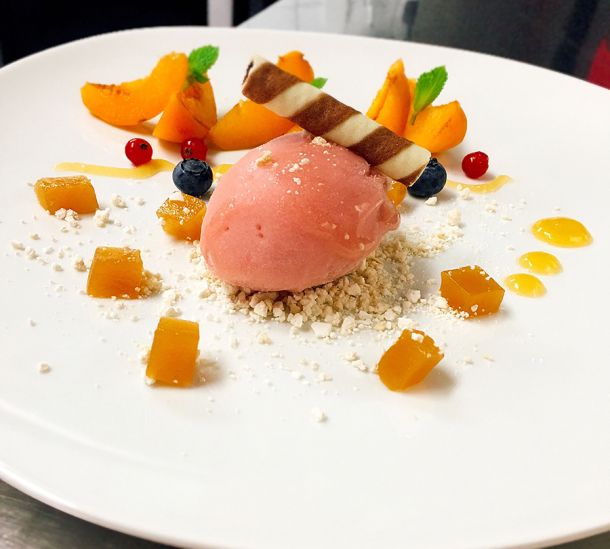 Feines Dessert mit Rougesorbet und Früchten – Bräustüble