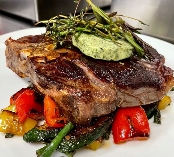 T-Bonesteak mit Gemüse und Kräutern - Bräustüble Restaurant