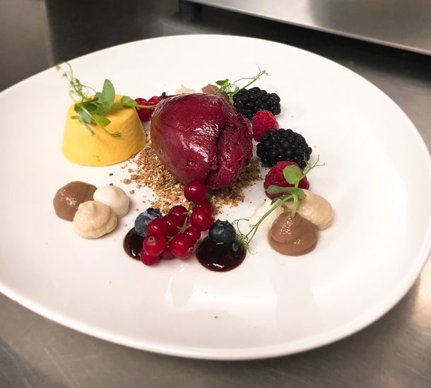 Dessertvariation mit Beeren und Creme – Bräustüble Gundelsheim